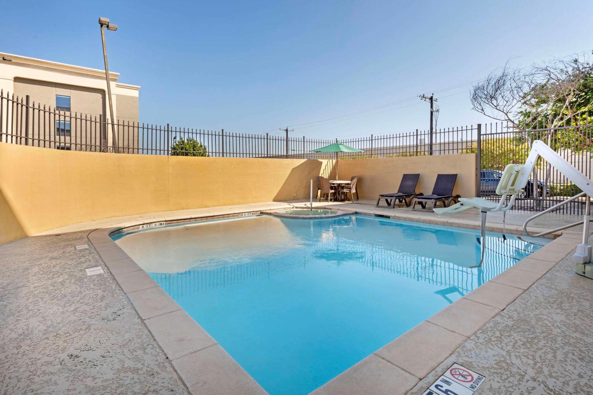 Comfort Suites West Dallas - Cockrell Hill Exterior foto